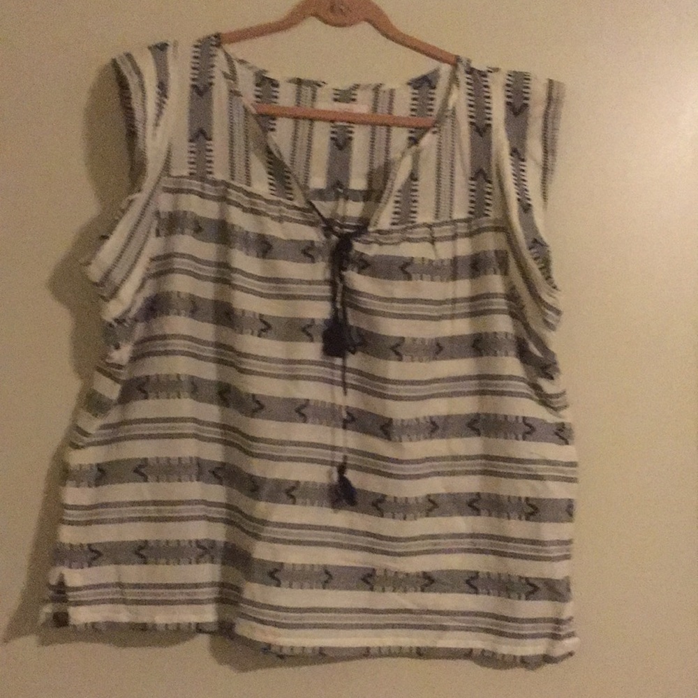 Short sleeve casual XL top; fits like 2x